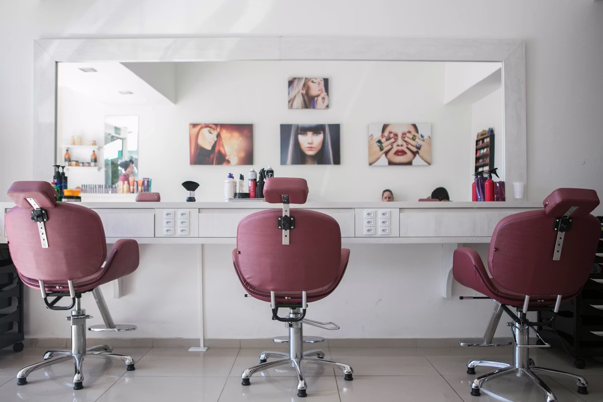 Interior elegante de uma barbearia moderna.